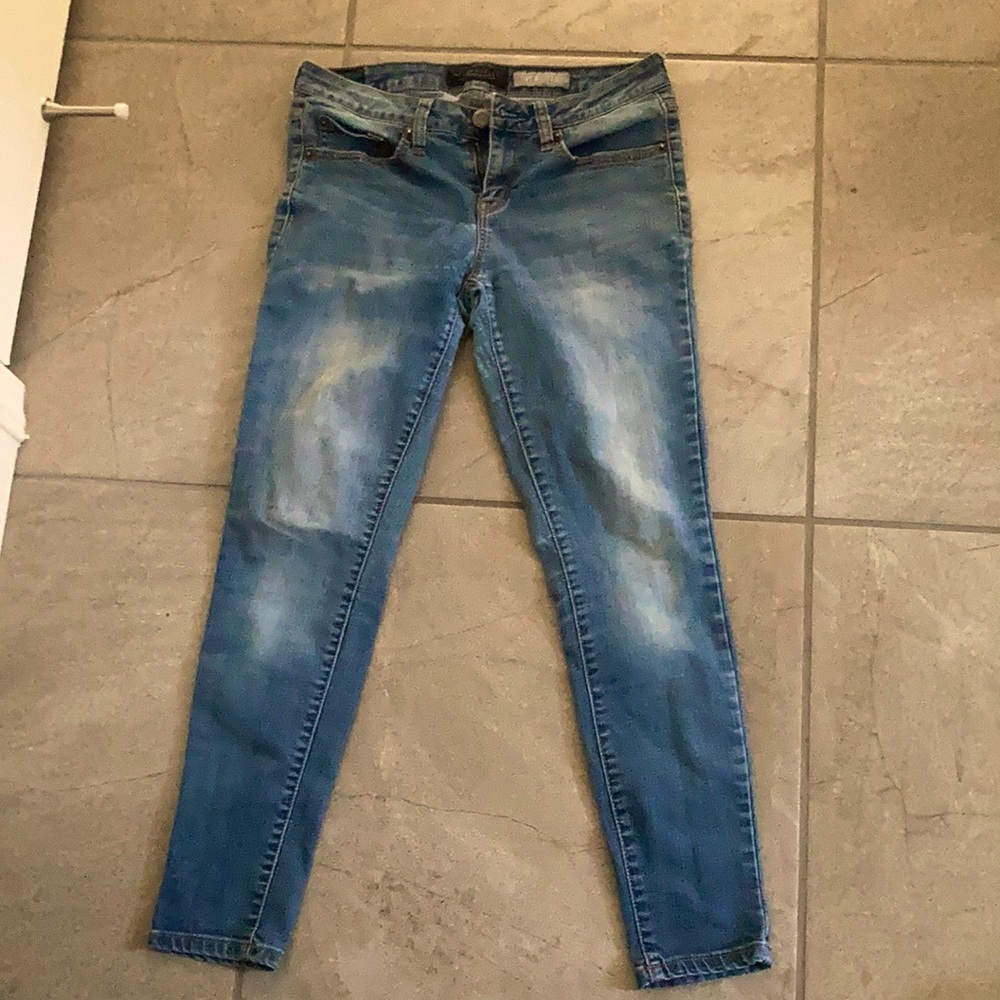 Light blue thigh faded jeans